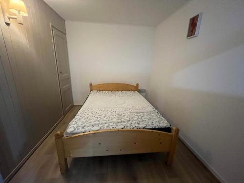 une petite chambre avec un lit dans le coin dans l'établissement Châtel : Appart 6 pers, Parking, Accès WIFI - FR-1-198-267, à Châtel