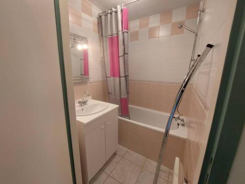 une salle de bain avec un lavabo, une douche et une baignoire dans l'établissement Chalet 2 chambres à Cauterets avec parking - FR-1-812-56, à Cauterets