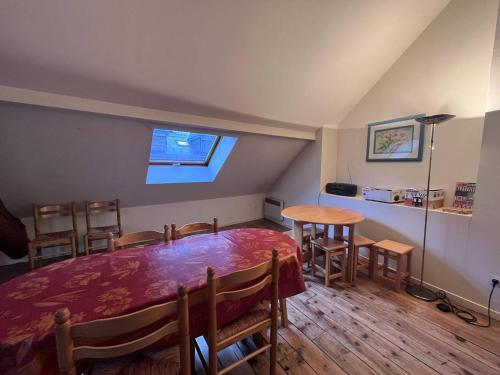 une salle à manger avec une table et des chaises et une fenêtre dans l'établissement Triplex spacieux pour 12 pers avec 4 ch - Cauterets - FR-1-812-7, à Cauterets