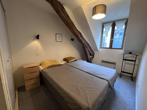 une chambre avec un grand lit dans un grenier dans l'établissement Triplex spacieux pour 12 pers avec 4 ch - Cauterets - FR-1-812-7, à Cauterets