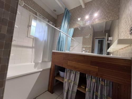 une salle de bain avec une baignoire, un lavabo et une douche dans l'établissement Chalet T4 à Cauterets avec parking et terrasse - FR-1-812-11, à Cauterets