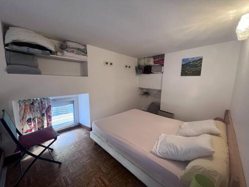 une petite chambre avec un lit et une fenêtre dans l'établissement Charmant duplex avec deux coins nuit au cœur de Cauterets - FR-1-812-14, à Cauterets