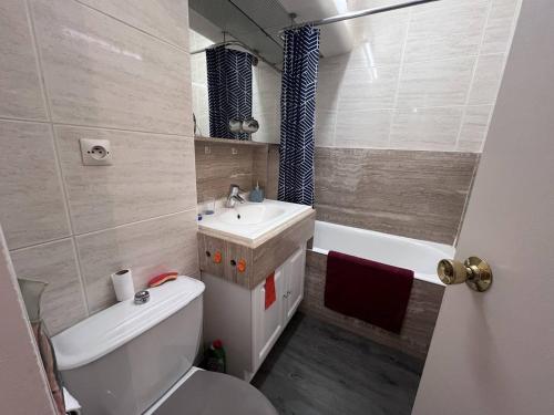 une salle de bain avec toilettes, lavabo et baignoire dans l'établissement Studio cosy proche télécabines avec parking - FR-1-812-5, à Cauterets