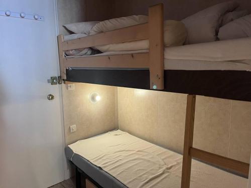 une petite pièce avec deux lits superposés dans l'établissement Studio cosy proche télécabines avec parking - FR-1-812-5, à Cauterets