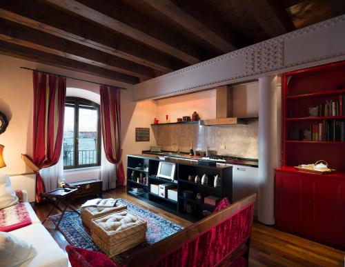 een woonkamer met een bank en een keuken bij Molino Stucky Flat in Venetië