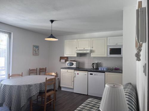 Appartement famille à Cauterets avec balcon, casier à ski, idéal pour 4 personnes - FR-1-812-36