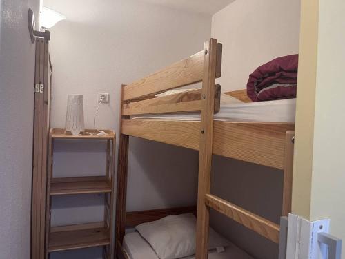 quelques lits superposés dans une chambre dans l'établissement Appartement famille à Cauterets avec balcon, casier à ski, idéal pour 4 personnes - FR-1-812-36, à Cauterets