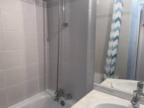 une salle de bain avec douche et lavabo dans l'établissement Appartement famille à Cauterets avec balcon, casier à ski, idéal pour 4 personnes - FR-1-812-36, à Cauterets