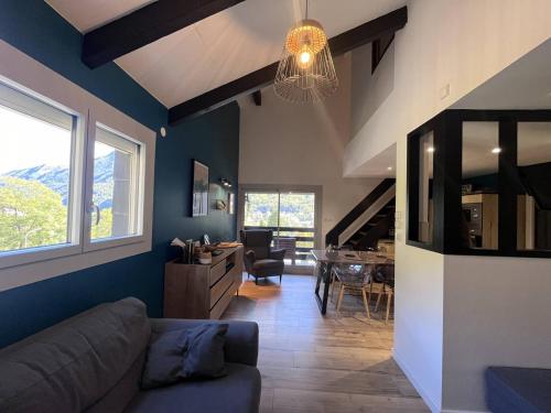 un salon avec un canapé et une salle à manger dans l'établissement Appartement neuf 6 pers, balcon, parking à Cauterets - FR-1-812-49, à Cauterets