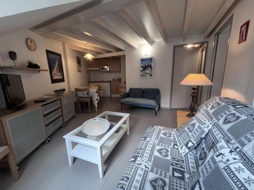 une chambre avec un lit et un salon dans l'établissement Appartement 2 chambres avec mezzanine, au cœur de Cauterets - FR-1-812-22, à Cauterets