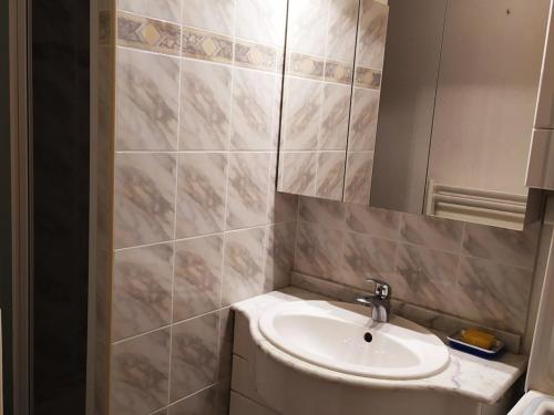 une salle de bain avec un lavabo et un miroir dans l'établissement Appartement à Cauterets avec balcon et vue sur les montagnes - FR-1-812-53, à Cauterets