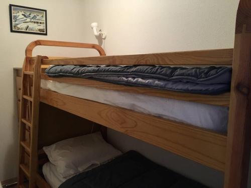 quelques lits superposés dans une chambre dans l'établissement Appartement à Cauterets avec balcon et vue sur les montagnes - FR-1-812-53, à Cauterets