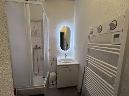 une salle de bain blanche avec un lavabo et une douche dans l'établissement Doux séjour familial à Cauterets - FR-1-812-55, à Cauterets