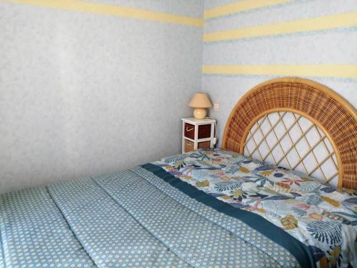 une chambre avec un lit avec une couette bleue dans l'établissement Appartement lumineux avec parking et cellier à skis - FR-1-812-23, à Cauterets