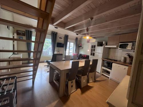 une cuisine et une salle à manger avec une table et des chaises dans l'établissement Chalet familial avec parking, à 50m des télécabines - FR-1-812-26, à Cauterets