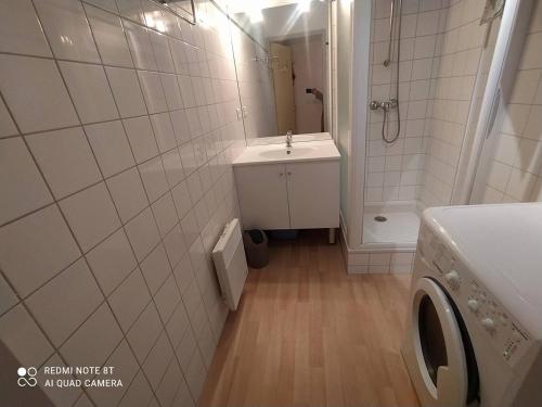 une salle de bain avec un lavabo et une machine à laver dans l'établissement Confort et Vue Montagne : Appartement 2 Chambres à Cauterets - FR-1-812-61, à Cauterets