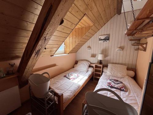 une chambre avec deux lits dans un grenier dans l'établissement Charmant T3 à Cauterets avec parking, proche télécabines - FR-1-812-40, à Cauterets