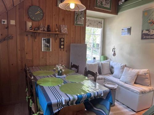 un salon avec une table et un canapé dans l'établissement Charmant T3 à Cauterets avec parking, proche télécabines - FR-1-812-40, à Cauterets