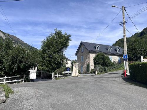 une maison au bord d'une route dans l'établissement Charmant T3 à Cauterets avec parking, proche télécabines - FR-1-812-40, à Cauterets