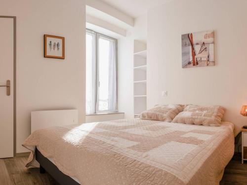 une chambre blanche avec un grand lit et une fenêtre dans l'établissement Appartement rénové 3 ch, centre-ville Cauterets - FR-1-812-39, à Cauterets