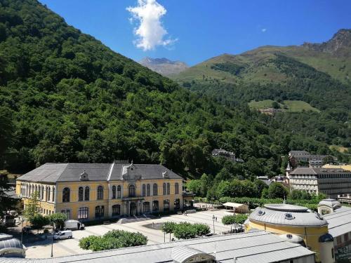Bel appartement duplex à Cauterets avec vue et casier à ski - FR-1-812-54