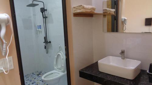 a bathroom with a sink and a toilet and a shower at CH Homestays & Tour Motorbikes in Ha Giang
