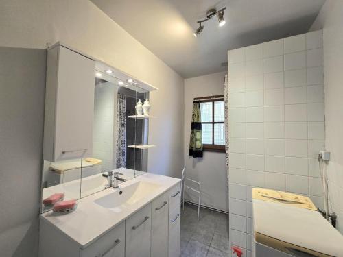 Koupelna v ubytování Maison Périgourdine avec jardin clos, cheminée et activités nautiques à proximité - FR-1-616-15