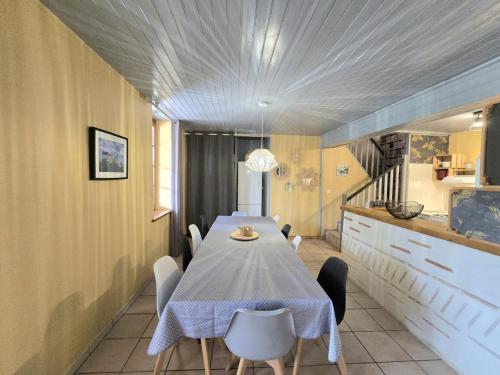 Photo de la galerie de l'établissement Maison de charme avec piscine privative et aire de jeux en plein cœur du Périgord - FR-1-616-80, à Rampieux