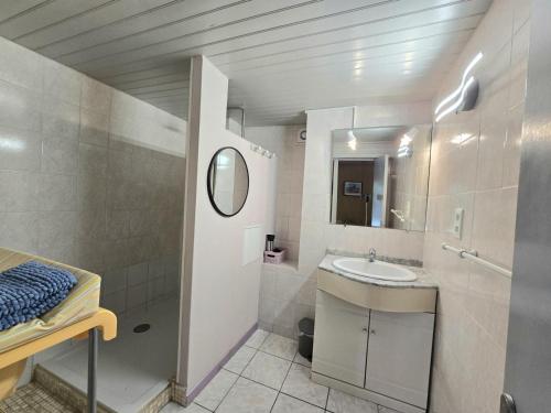 Ένα μπάνιο στο Maison de charme avec piscine privative et aire de jeux en plein cœur du Périgord - FR-1-616-80