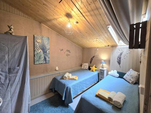 Ένα ή περισσότερα κρεβάτια σε δωμάτιο στο Maison de charme avec piscine privative et aire de jeux en plein cœur du Périgord - FR-1-616-80