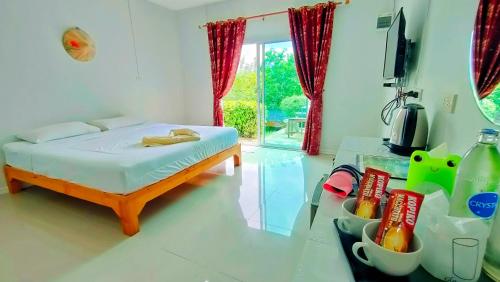Ένα ή περισσότερα κρεβάτια σε δωμάτιο στο Baan Mai Hom Resort Suan Phueng