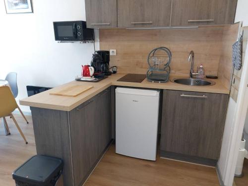 une petite cuisine avec un évier et un réfrigérateur dans l'établissement Studio à Cauterets, 4 pers, ascenseur, balcon, proche télécabines - FR-1-812-64, à Cauterets