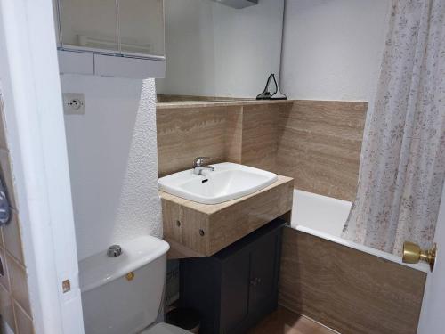 une petite salle de bain avec un lavabo et des toilettes dans l'établissement Studio à Cauterets, 4 pers, ascenseur, balcon, proche télécabines - FR-1-812-64, à Cauterets