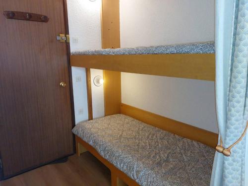 - une petite chambre avec 2 lits superposés et une porte dans l'établissement Studio à Cauterets, 4 pers, ascenseur, balcon, proche télécabines - FR-1-812-64, à Cauterets