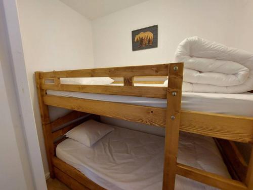 quelques lits superposés dans une chambre dans l'établissement Charmant studio à Cauterets avec balcon et couchages pour 4 personnes - FR-1-812-62, à Cauterets