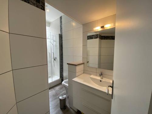 une salle de bain blanche avec un lavabo et des toilettes dans l'établissement Appartement à Cauterets, proche télécabines, 4 pers, balcon vue montagne - FR-1-812-76, à Cauterets