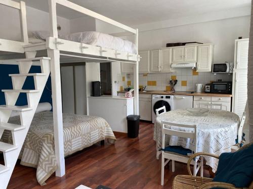 Il comprend une chambre avec des lits superposés et une cuisine. dans l'établissement Studio cosy pour 4 près des Thermes et télécabines - FR-1-812-85, à Cauterets