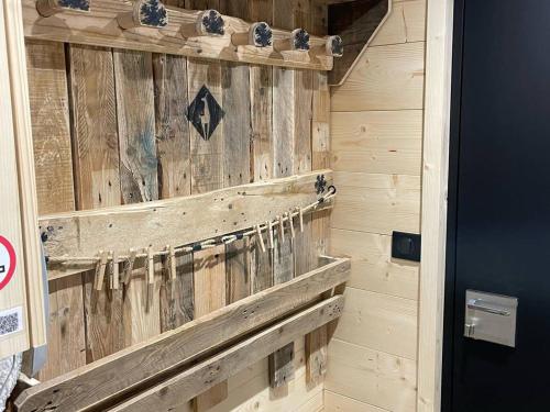 - un mur en bois dans une chambre avec une porte dans l'établissement Triplex moderne avec cheminée, balcon et parking à Cauterets - FR-1-812-78, à Cauterets