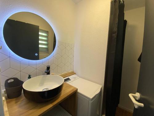 une salle de bain avec un lavabo et un miroir dans l'établissement Appartement avec terrasse et parking, 2 chambres, au cœur des montagnes - FR-1-812-90, à Cauterets