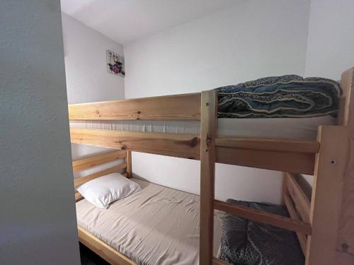 quelques lits superposés dans une chambre dans l'établissement Appartement avec terrasse et parking, 2 chambres, au cœur des montagnes - FR-1-812-90, à Cauterets