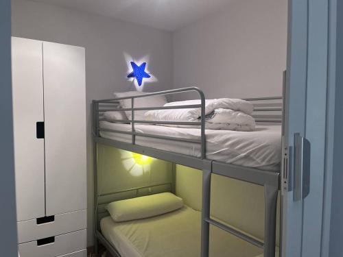 une chambre avec un lit superposé avec une étoile sur le mur dans l'établissement Appartement à Cauterets avec balcon et parking privé - FR-1-812-96, à Cauterets
