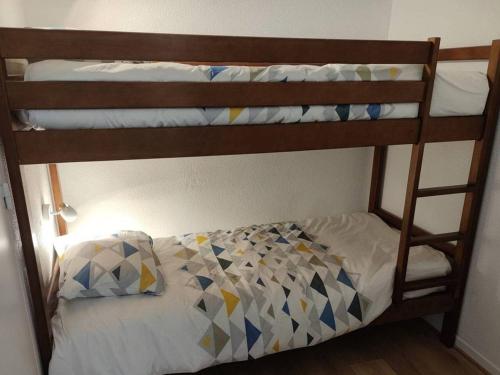 - deux lits superposés avec un lit dans l'établissement Studio à Cauterets avec piscine et animaux admis - FR-1-812-94, à Cauterets