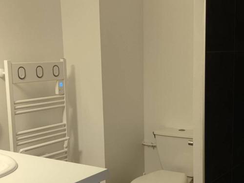 une salle de bain blanche avec des toilettes et un lavabo dans l'établissement Studio à Cauterets avec piscine et animaux admis - FR-1-812-94, à Cauterets