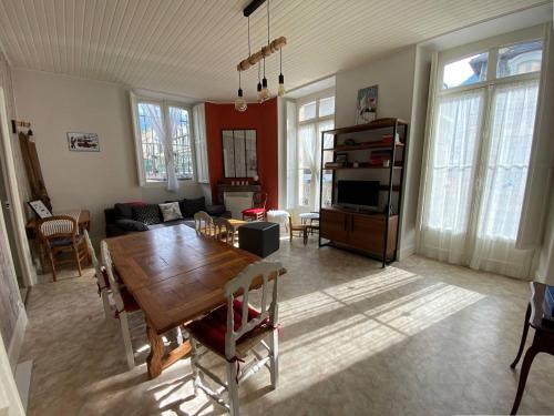 un salon avec une table en bois et un canapé dans l'établissement Appartement lumineux avec 2 ch. au cœur de Cauterets - FR-1-812-70, à Cauterets