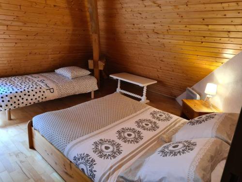 une chambre avec deux lits dans une cabane en bois dans l'établissement Chalet alpin spacieux avec parking, proche télécabine - FR-1-812-97, à Cauterets