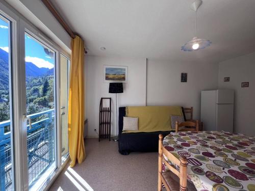 une chambre avec un lit et une grande fenêtre dans l'établissement Charmant appart 6 pers, 2 ch, à Cauterets avec parking - FR-1-812-104, à Cauterets