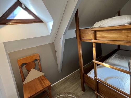 une chambre mansardée avec deux lits superposés et une fenêtre dans l'établissement Charmant Chalet pour 4 à Cauterets avec Balcon et Bienvenue offerte - FR-1-812-98, à Cauterets