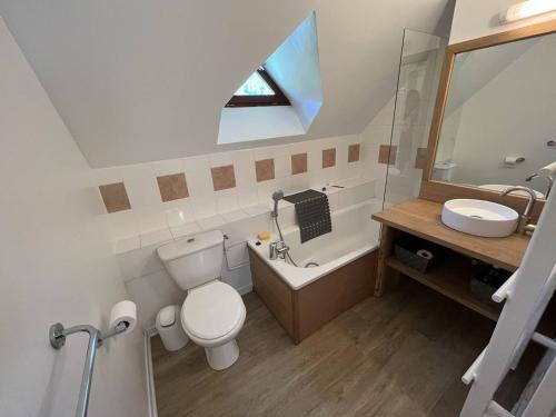 une salle de bain avec toilettes, baignoire et lavabo dans l'établissement Charmant Chalet pour 4 à Cauterets avec Balcon et Bienvenue offerte - FR-1-812-98, à Cauterets