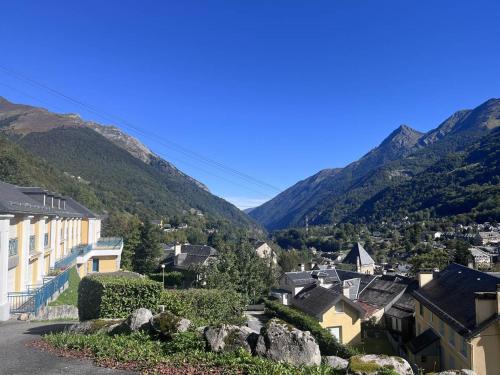 Une petite ville avec des montagnes en arrière-plan dans l'établissement Charmant appart 6 pers, 2 ch, à Cauterets avec parking - FR-1-812-104, à Cauterets
