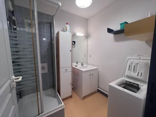 La petite salle de bains est pourvue d'une douche et d'un lavabo. dans l'établissement Charmant appartement avec terrasse et parking privé à Cauterets - FR-1-812-110, à Cauterets